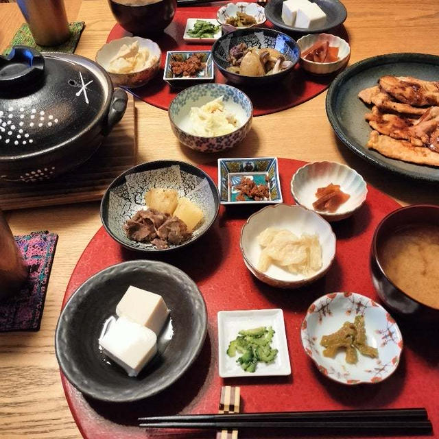 セルフ豚みそ丼　土鍋ごはんで。小鉢7品ときのこ汁で晩酌