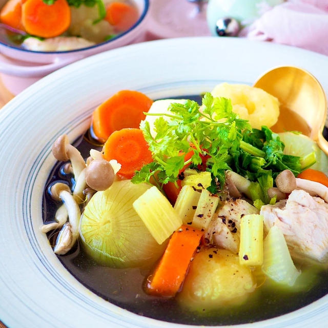 【明日はカレーに変身アレンジ】鶏肉と野菜の基本の優しいコンソメスープ