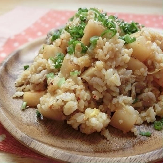 木製のお皿に盛られた豚カクテキ炒飯