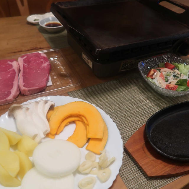 ”おうちでコストコステーキ”　の晩ご飯と　ムクゲ・アゲラタムの花♪
