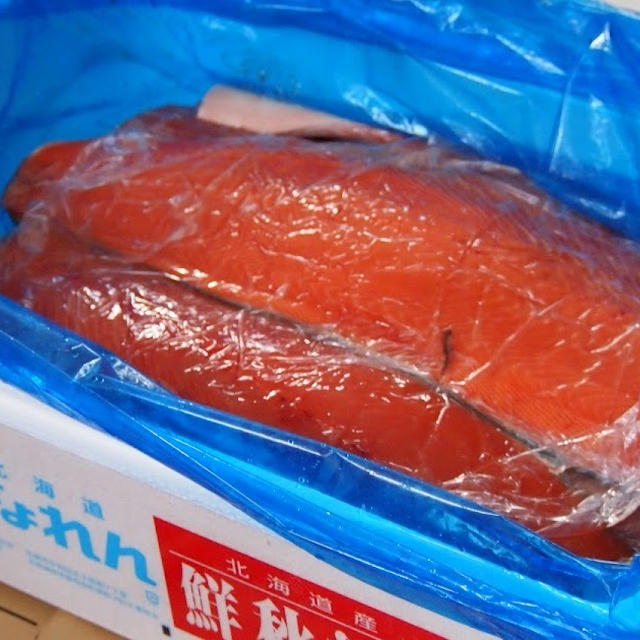 かぼす香る、にんにくバター醤油ソースの北海道産生秋鮭のムニエル