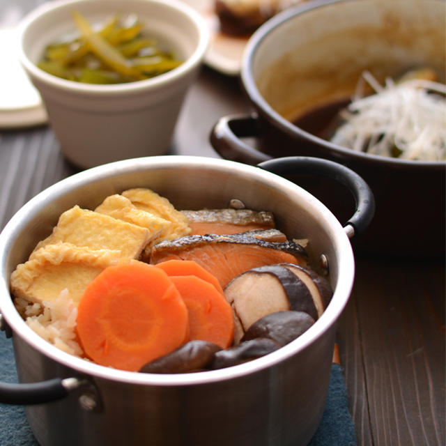 鍋炊き込みごはん、ホーロー鍋でいわしの煮物、と茎わかめの漬物。の晩ごはん。