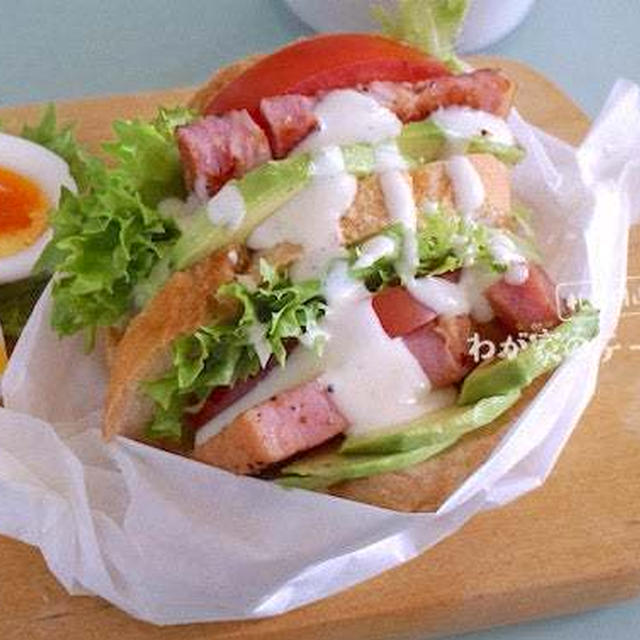 具だくさんのバゲットサンドでランチ