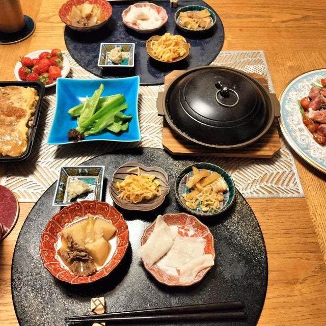 ローストビーフサラダ、にらたま、パリパリピーマン、かつ丼(弁当)と小鉢5品で晩酌