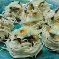 濃厚チーズをのせて♪　そうめんひと口味噌ピザ
