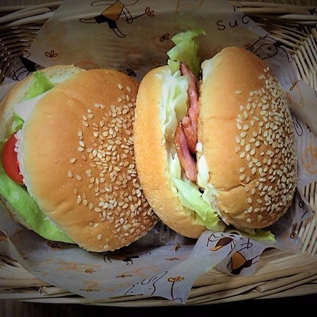 ＜ベーコンエッグバーガー＞＜チーズバーガー＞のお弁当