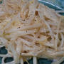 お箸が止まらないっ♪　パスタみたいな　もやしのチーズまみれ