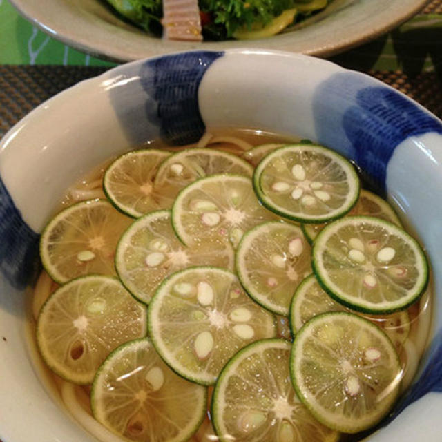 「すだちうどん」と「ごぼう天スティック」。