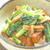 サッと炒めて簡単！ピリ辛が美味しい〜揚げかまぼこと小松菜のラー油炒め。