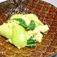 チンゲン菜と卵のとろみ炒め。シンプルなのにご飯が進む、ポイントはたったふたつの簡単おかず。