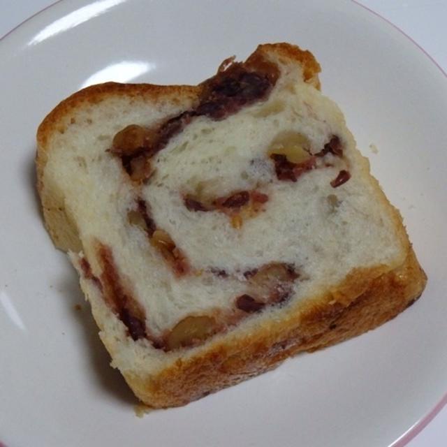 粒餡とくるみのパン