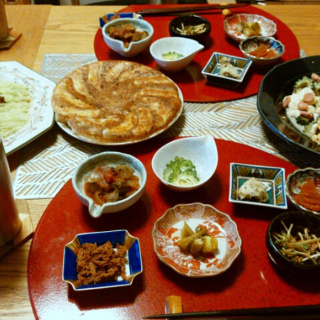 ダンナごはん！餃子とゴーヤチャンプルとガパオ缶のきゃべつサラダに小鉢7品で晩酌。