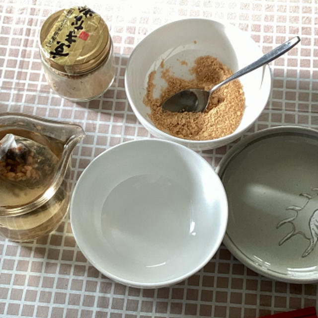 休みの朝ごはんを準備中、きな粉餅とぞんざいなお茶！