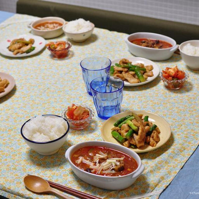鶏胸肉とアスパラのバターソテーと赤いスープ、イマドキ高校生の宿題について