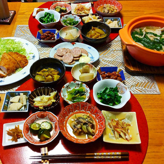 シャンタンスープ餃子、チキンカツ、作り置き中心に小鉢11品で晩酌