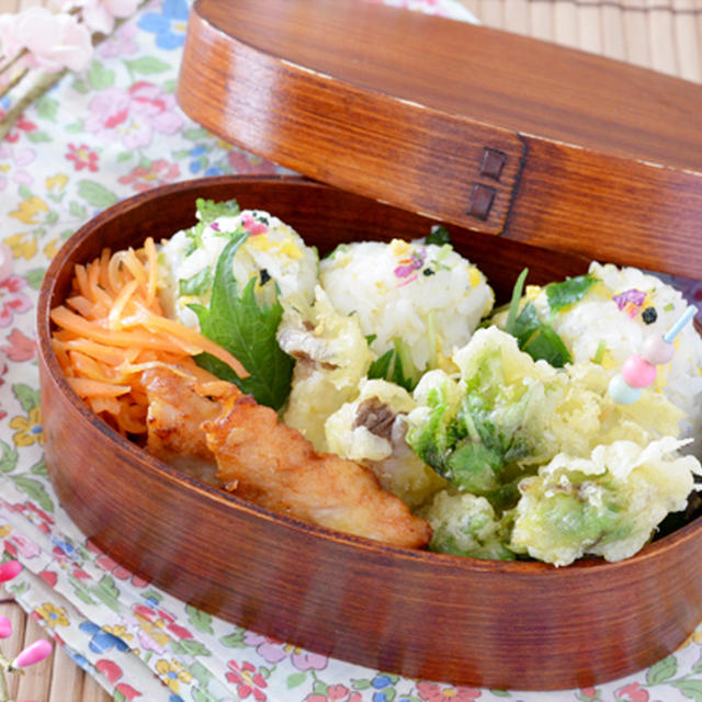 ふきのとうの天ぷらとしらすの混ぜご飯おにぎりのお弁当＊＊