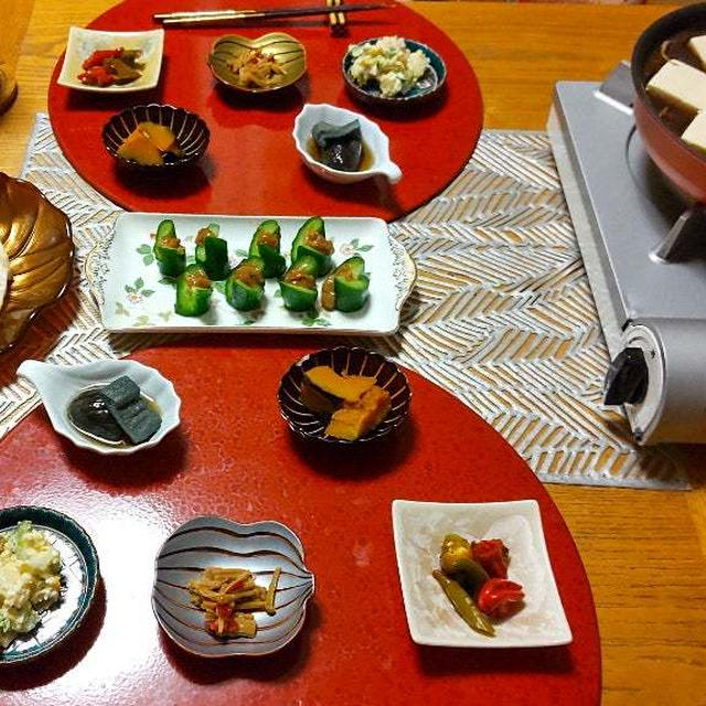 きのこ牛鍋、大根とツナのわさびマヨサラダ、うめかつおきゅうりと小鉢６品で晩酌