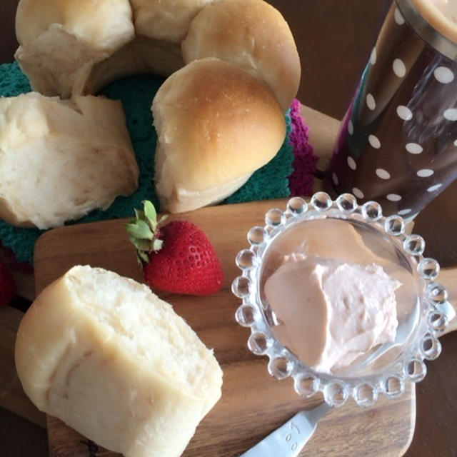 いちご風味のちぎりパンにいちごクリームチーズ。とお着替え練習中。