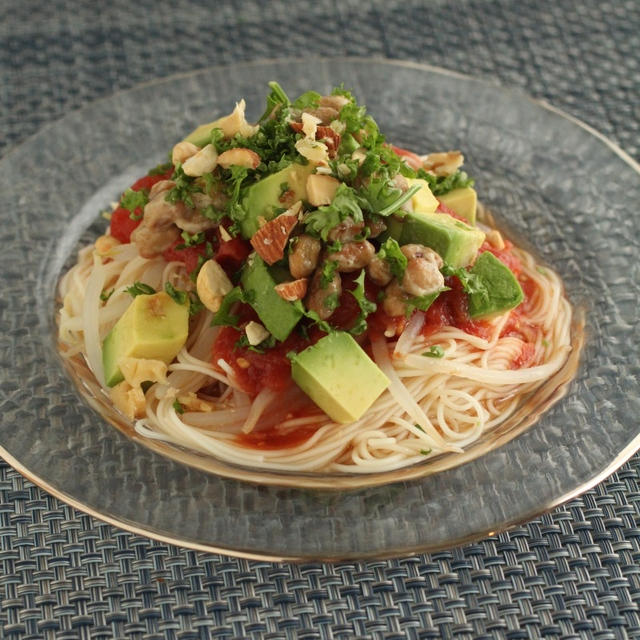 【発酵美顔レシピ】シミ対策に　納豆とアボカドのトマトだれ素麺