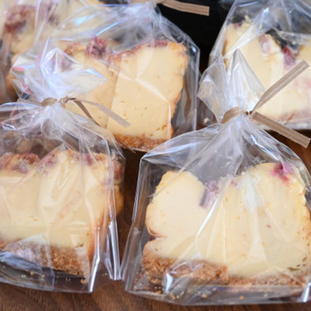 桜orルビーチョコのベイクドチーズケーキ。フードプロセッサにどんどん入れていくだけ、超簡単失敗なしなお菓子。