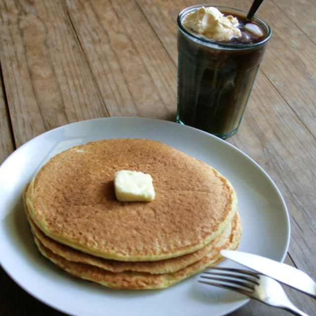 野菜パンケーキとコーヒーフロート