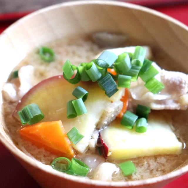 【簡単！汁物】味付けは味噌だけ！？ほっこり身体が喜ぶ♪さつま汁