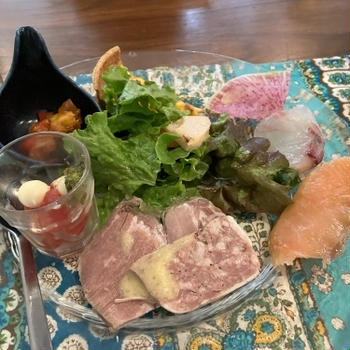 近所のビストロへ近所の女友達と、桜山コレット
