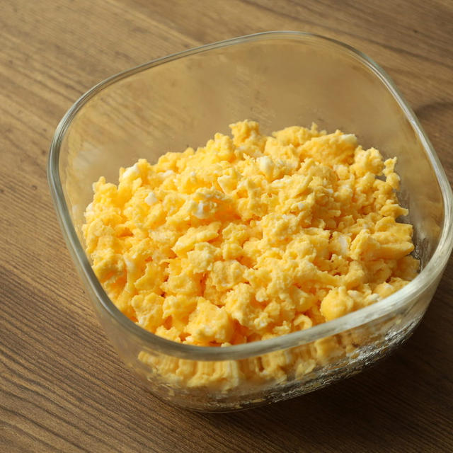 レンジで簡単！ふわふわ卵そぼろのレシピ。お弁当の作り置きにおすすめ！