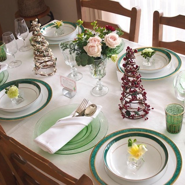 クリスマスレッスンのテーブルとヘーゼルアトラス社のウランガラス。