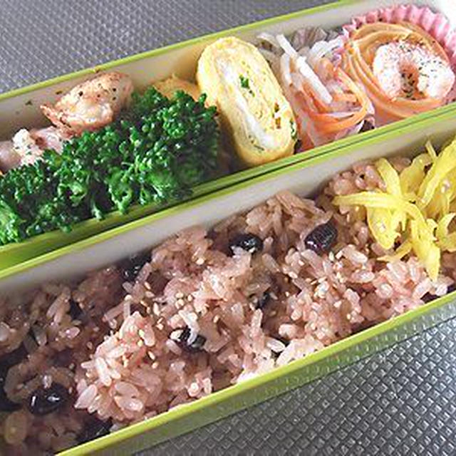 長女の赤飯弁当。鯛のかぶと煮。