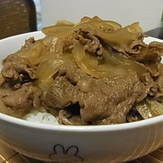 玉ねぎたっぷりつゆだくで....　〜ぎゅ〜どん（牛丼）〜