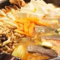 トップバリュ　味噌ちゃんこ鍋つゆで鮭のチャンチャン風鍋＆〆のバターラーメン by geminiさん