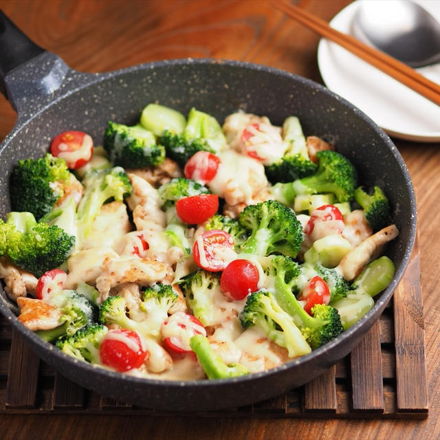 フライパン一つで、鶏むね肉とブロッコリーのチーズ焼き、マイナビニューズ