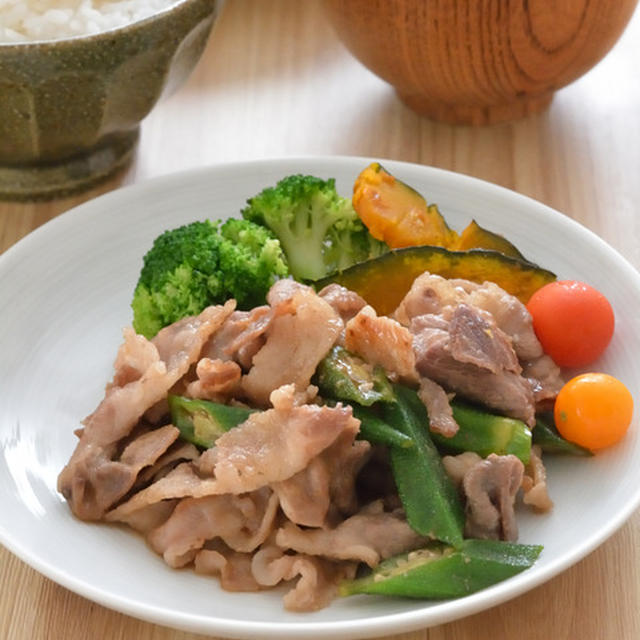 豚こまとオクラの甘照り炒めと作り置きおかずのせたワンプレ晩ごはん。