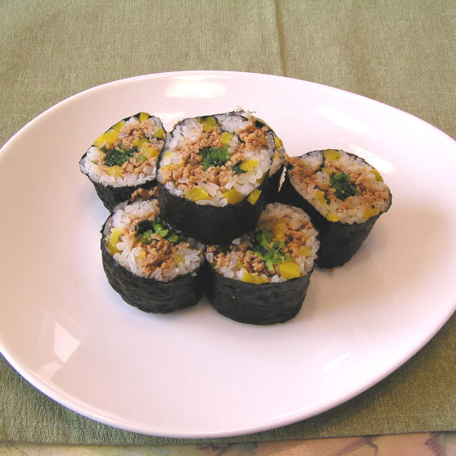 八丁味噌そぼろを使って「カラフル海苔巻き寿司」
