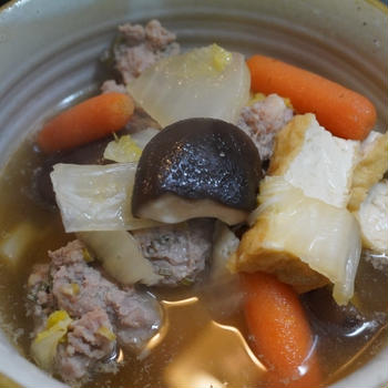 餃子のタネをつみれにした、野菜たっぷり塩ちゃんこ風スープ