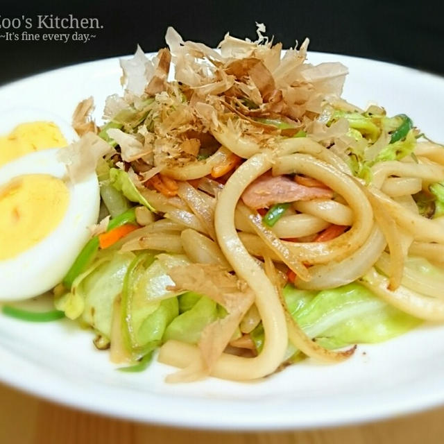 隠し味はこれ！病みつき♪あっさり醤油味の焼きうどん♪