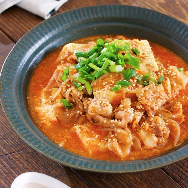 材料入れて煮るだけ5分♪『豚バラ豆腐ともやしの韓国風ごま味噌スープ』