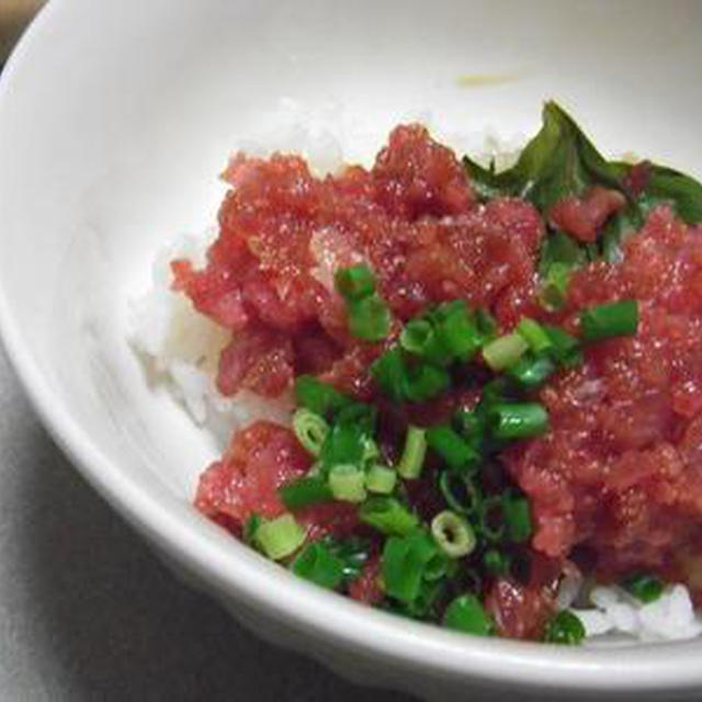 ねぎとろ丼　ポテトアボカドサーモンサラダ