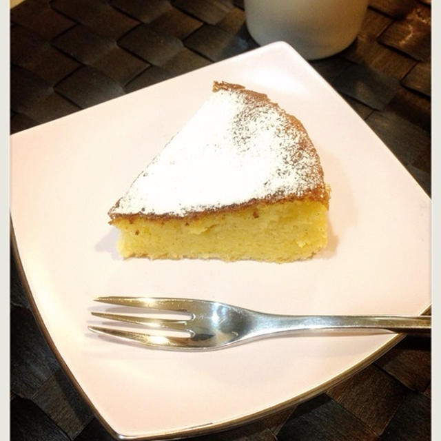 ホワイトチョコとバニラの白いケーキ