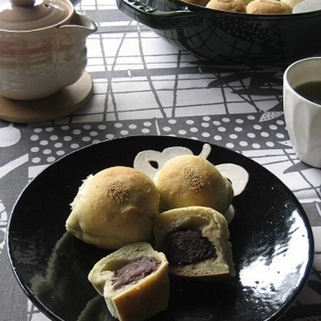 staubで 粒餡入り蓬ちぎりパン♪