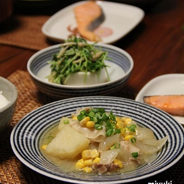 みそバター肉じゃが と 豆腐の豆苗エノキだれ。