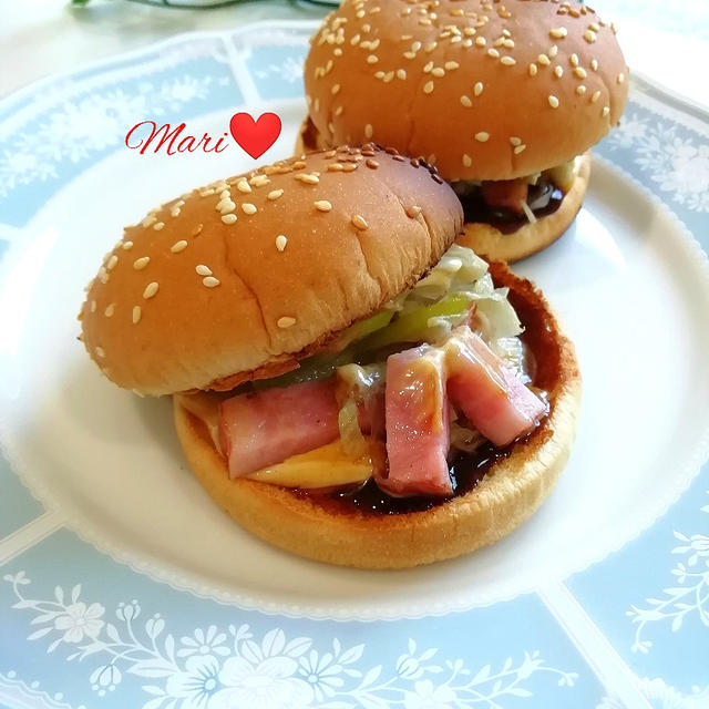 《レシピ有》きのこベーコンの和風ハンバーガー、Maco卵割り。