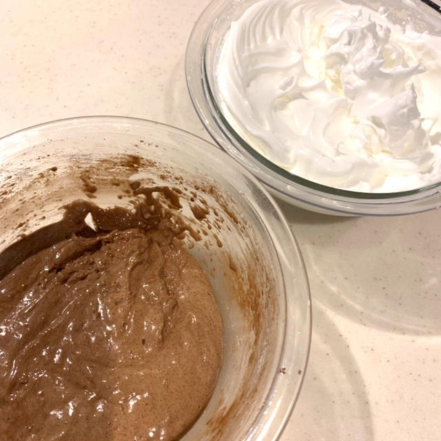 チョコレートケーキ、製作中です！！