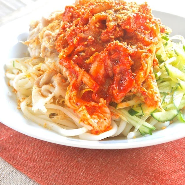 レンジで簡単！野菜たっぷり〜豚しゃぶキムチうどん。