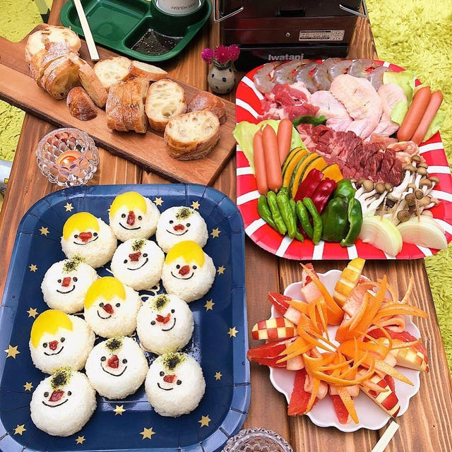 中庭でバーベキューパーティー