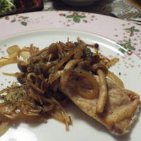 秋鮭のワイン蒸し　たまねぎときのこソースで