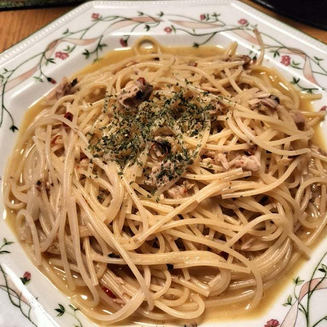 永谷園パキット〈ペペロンチーノ〉にツナをちょい足し　サラダと小鉢並べて秒で晩酌