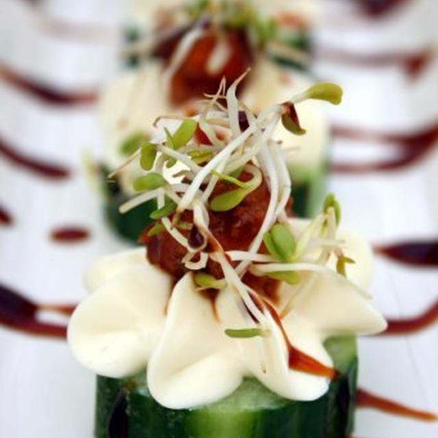 Teriyaki Salmon and Cream Cheese in Cucumber Cups照り焼きサーモンとクリームチーズのせきゅうり のオードブル