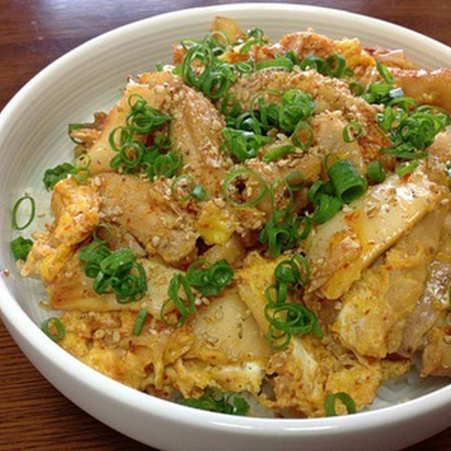 お昼に「鶏キムチ丼」